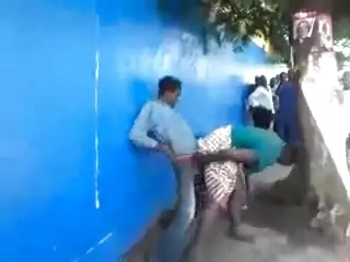 बाहिर भिजेको योनीमा  ...